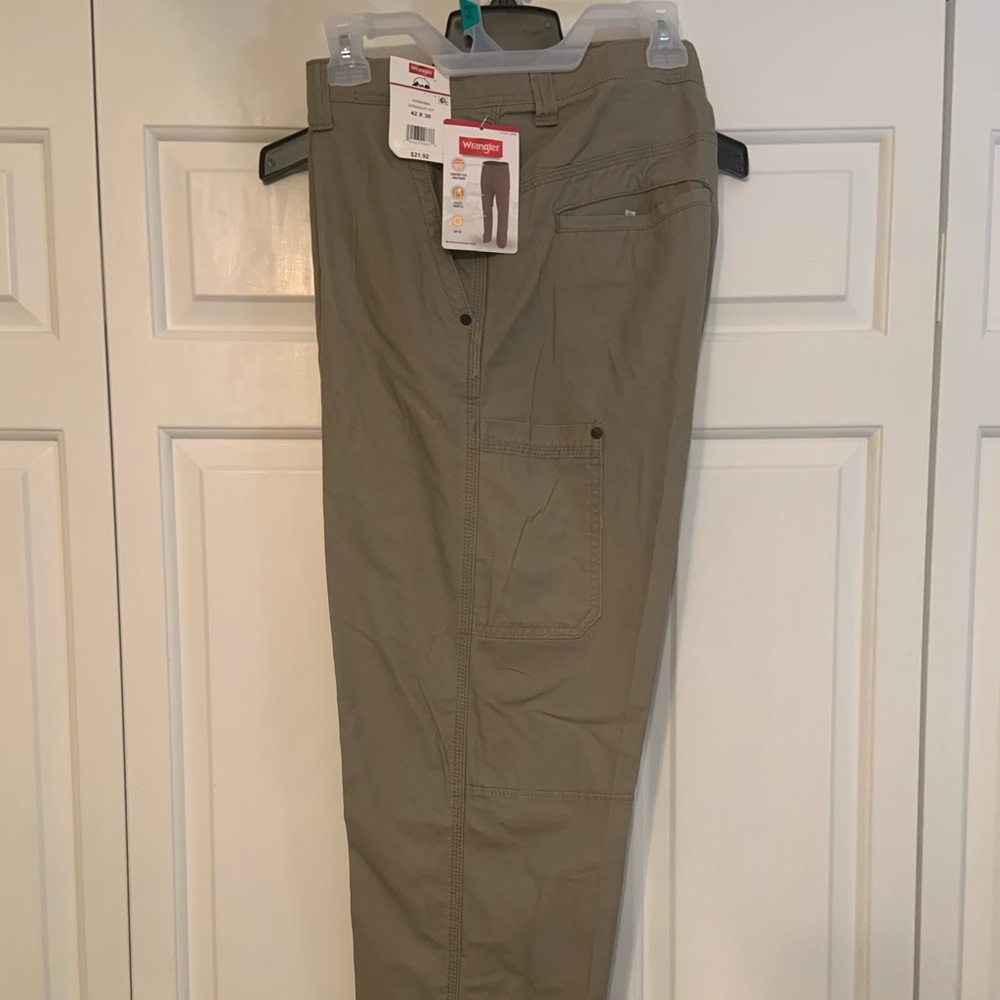 Wrangler Straight Fit, Cargo Khaki's, New With Tag Size 42 x 30, NW893BN